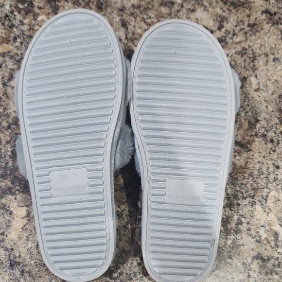 Jessica Simpson Silver and Gray Plush Slippers Size 6-7 - Picture 6 of 10